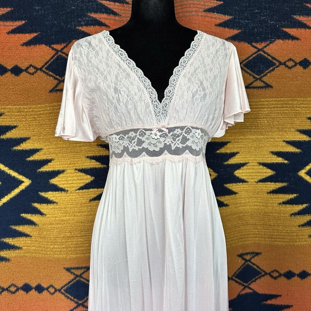 Vintage 60’s Baby Pink Night Gown Dressing Gown. Empire White Lace Waist. Small.